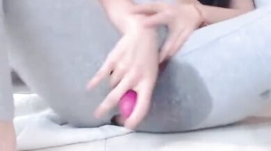 Xé quần yoga để thủ dâm đạt cực khoái