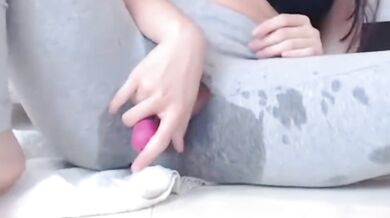 Xé quần yoga để thủ dâm đạt cực khoái