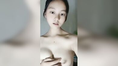 可愛い大学生の妹が美しい大きな胸をしている