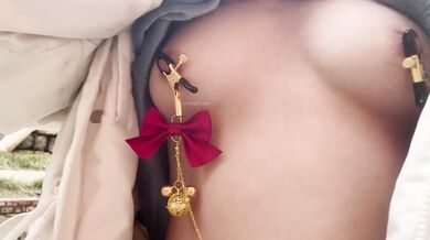 大奶騷貨戶外露奶露逼