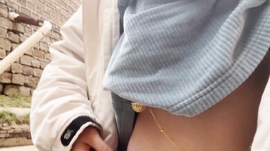 大奶騷貨戶外露奶露逼