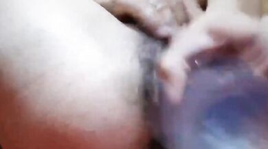 Cô nàng mũm mĩm dùng đồ chơi tình dục phun nước