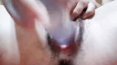 Cô nàng mũm mĩm dùng đồ chơi tình dục phun nước