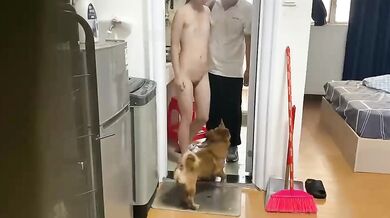 騒がしい女性が修理中に服を脱ぎ、修理係に触らせる