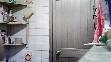 偷拍奶頭黑又大的二堂姐洗澡