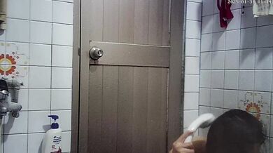 二番目の従姉の大きな黒い乳首を盗撮した入浴シーン(2)