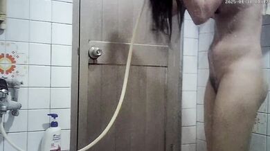 二番目の従姉の大きな黒い乳首を盗撮した入浴シーン(2)