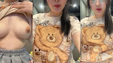 ポニーテール眼鏡の大胆配信、胸元露出