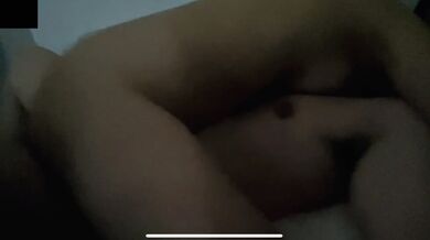 女子大生が寮で授業中にうつ伏せになる