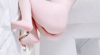 貧乳女生自慰高潮噴水