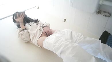 小姐姐上廁所忍不住在廁所……