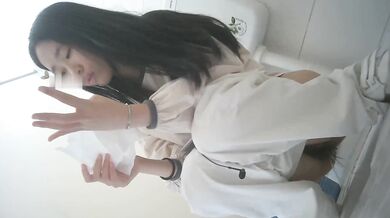 小姐姐上廁所忍不住在廁所……