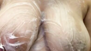 未出 七海 25歳 劄幌市 Jカップ お風呂で