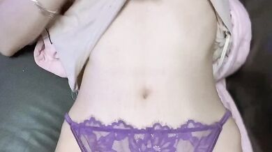 騷貨人妻穿上我最愛的紫色內褲自慰給大家看