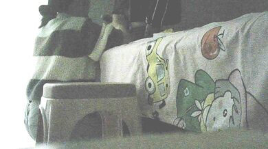 商場美女收銀員上班時間躲在角落偷吃雞吧被射的滿嘴精子後繼續上班