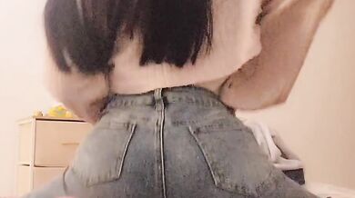 Cô gái tự sướng với gối khi chụp ảnh tự sướng