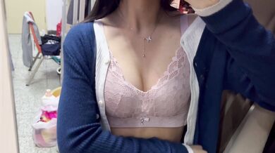 妹妹宿舍對鏡抓奶