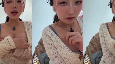 Gái xinh vú to chơi với núm vú