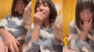 可愛い妹が指を舐めながらマンコを觸る