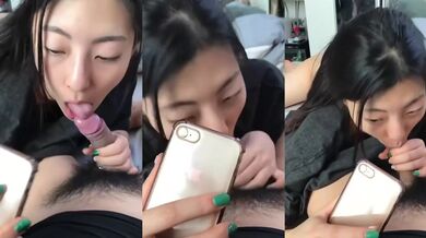 Gái xinh vừa chơi điện thoại vừa ăn cặc