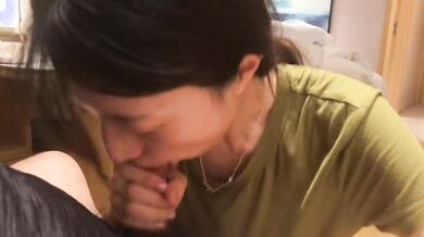 青衣の美女がしゃがんで彼氏に口交