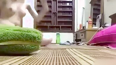 Em học sinh lớp 10 kính cận sợ đau không cho chơi