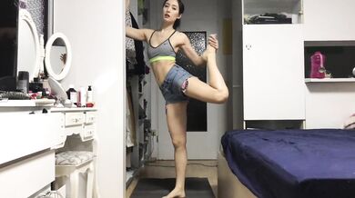 Cô gái chủng tộc hỗn hợp thủ dâm và rò rỉ rất nhiều nước trắng