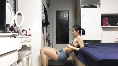 Cô gái chủng tộc hỗn hợp thủ dâm và rò rỉ rất nhiều nước trắng