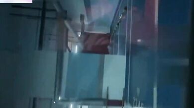 駐車場で車が揺れる