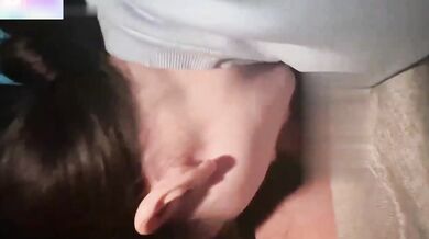 駐車場で車が揺れる