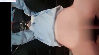 駐車場で車が揺れる