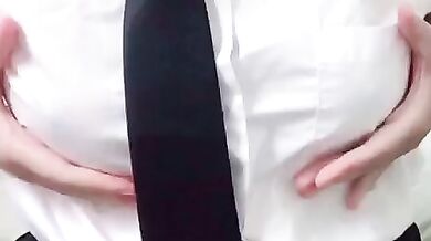 美乳女子大生が乳首を揉む