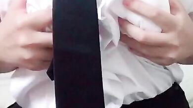 美乳女子大生が乳首を揉む