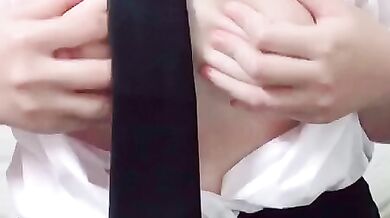 美乳女子大生が乳首を揉む