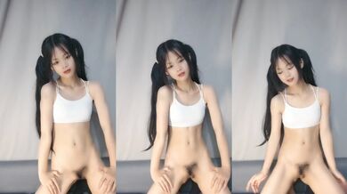 Cô gái tóc đuôi ngựa đôi nhảy múa trên ghế sofa