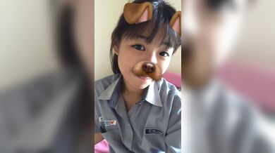 Nữ sinh Omega chụp selfie trong toilet