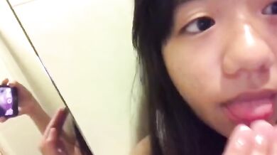 omega學生妹廁所自拍