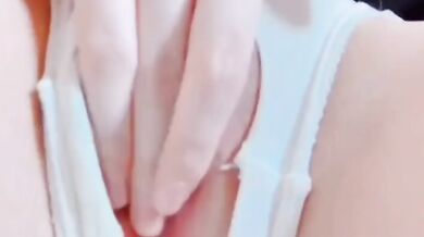 角質の友人が潮吹きを自慰行為します