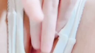 角質の友人が潮吹きを自慰行為します