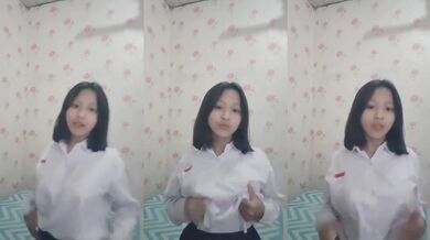 Cô gái ngực to lột đồ và chụp selfie