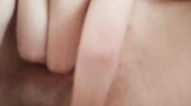 Em gái JK xoa ngực, quyến rũ và thủ dâm