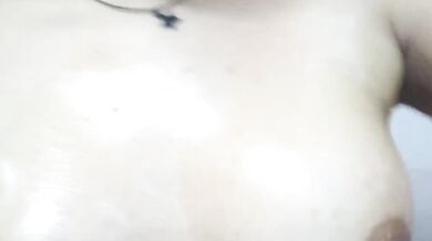 Nữ sinh Ashan selfie trong bồn tắm để dụ dỗ