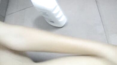 Nữ sinh Ashan selfie trong bồn tắm để dụ dỗ
