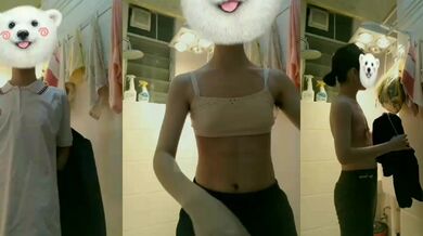 Nữ sinh trung học ngực nhỏ chụp ảnh tự sướng trong khi tắm