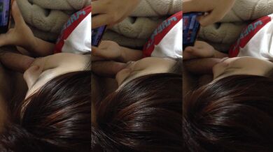 Bạn thân đại học chơi với điện thoại di động và ăn tinh ranh