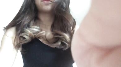 cô gái trẻ dải và ngón tay