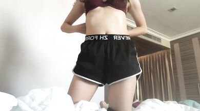 cô gái trẻ dải và ngón tay