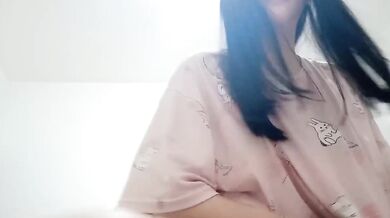 ベッドの上でオマンコを弄る妹