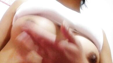 Cô gái núm vú chụp ảnh tự sướng trong khi xoa ngực và chơi với chúng