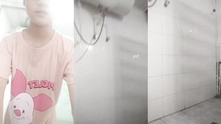 Masturbating in the bath and learning to pee like a bitch